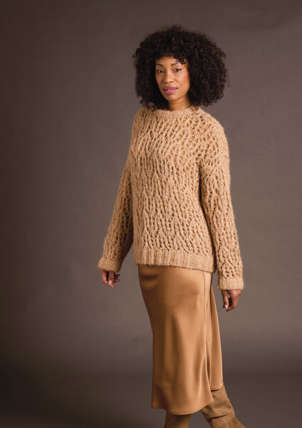 Beiger Damenpullover mit offenem Lochmuster aus ROWAN ALPACA SPARKLE Strickgarn, luxuriöses Alpakagarn mit dezenten Pailletten für moderne Strickmode und elegante Pullover