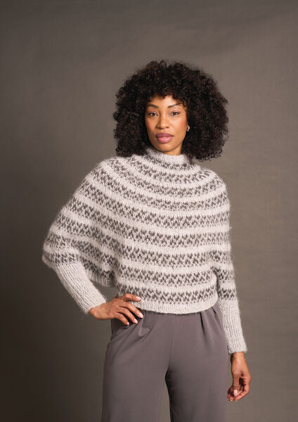 Gestrickter Damenpullover mit Norwegermuster in Grau und Weiß aus ROWAN ALPACA SPARKLE Garn, weiches Alpakagarn mit dezentem Glanz für moderne Pullover und kreative Strickprojekte