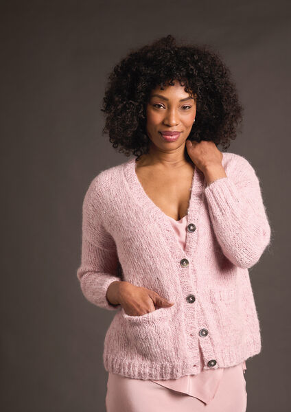 Rosa Damen Cardigan mit Knöpfen und aufgesetzten Taschen aus ROWAN ALPACA SPARKLE Garn, hochwertige Wolle zum Stricken aus Alpaka, Wolle und Baumwolle