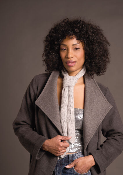 Schmaler heller Strickschal mit dezentem Glanz aus ROWAN ALPACA SPARKLE Garn, weiches Paillettengarn mit 23 % Alpaka und 23 % Wolle für elegante Accessoires
