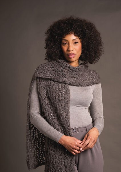 Langer gestrickter Lochmusterschal in Taupe aus ROWAN ALPACA SPARKLE Garn, Paillettengarn aus 23 % Alpaka, 23 % Wolle, 22 % Baumwolle und 32 % Polyester