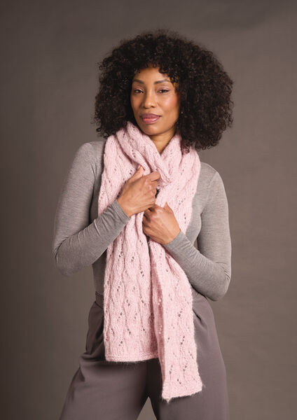 Rosa gestrickter Schal mit Lochmuster und feinem Schimmer aus ROWAN ALPACA SPARKLE Strickgarn, weiches Alpakagarn mit Pailletten für feminine Strickaccessoires