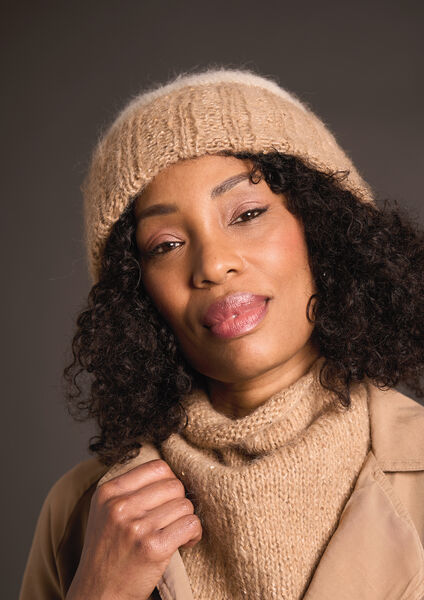 Beige Strickmütze aus ROWAN ALPACA SPARKLE Garn, weiches Strickgarn mit 23 % Alpaka, 23 % Wolle, 22 % Baumwolle und 32 % Polyester