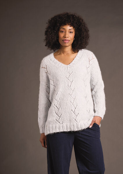 Heller Damenpullover mit V-Ausschnitt und dekorativem Lochmuster aus ROWAN ALPACA SPARKLE Strickgarn, weiche Wolle zum Stricken für moderne Damenmode