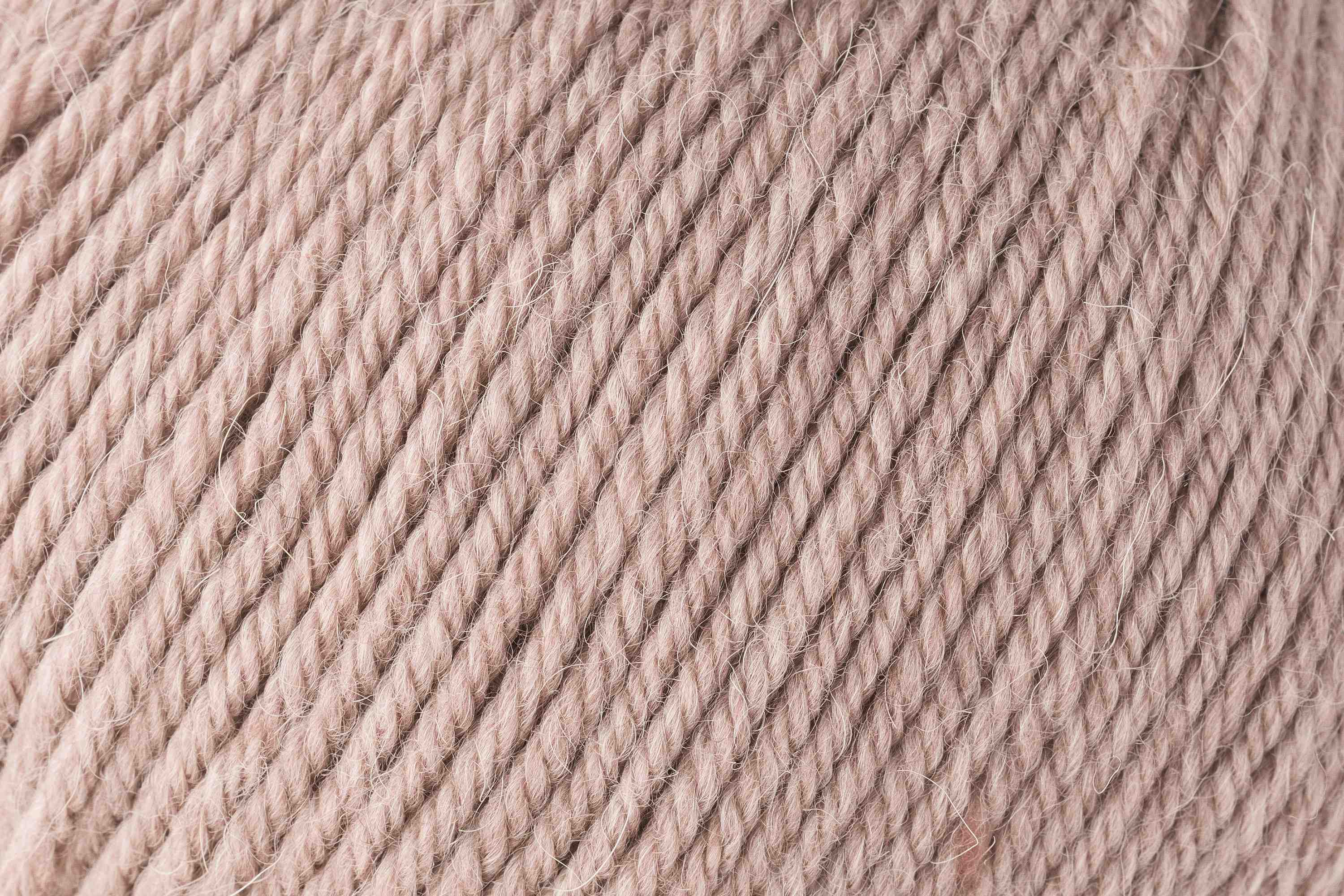 ROWAN ALPACA SOFT DK hochwertiges Garn zum Stricken mit extrafeiner Merinowolle und Baby Alpaka für feine Maschen und weiche Strickstücke, FARBE:
Trench Coat 202
