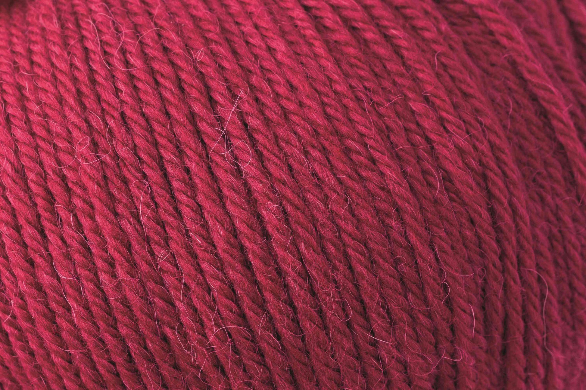 ROWAN ALPACA SOFT DK Strickgarn mit 70 % extrafeiner Merinowolle und 30 % Baby Alpaka für warme, leichte und angenehm tragbare Strickideen, FARBE:
Deep Rose 206