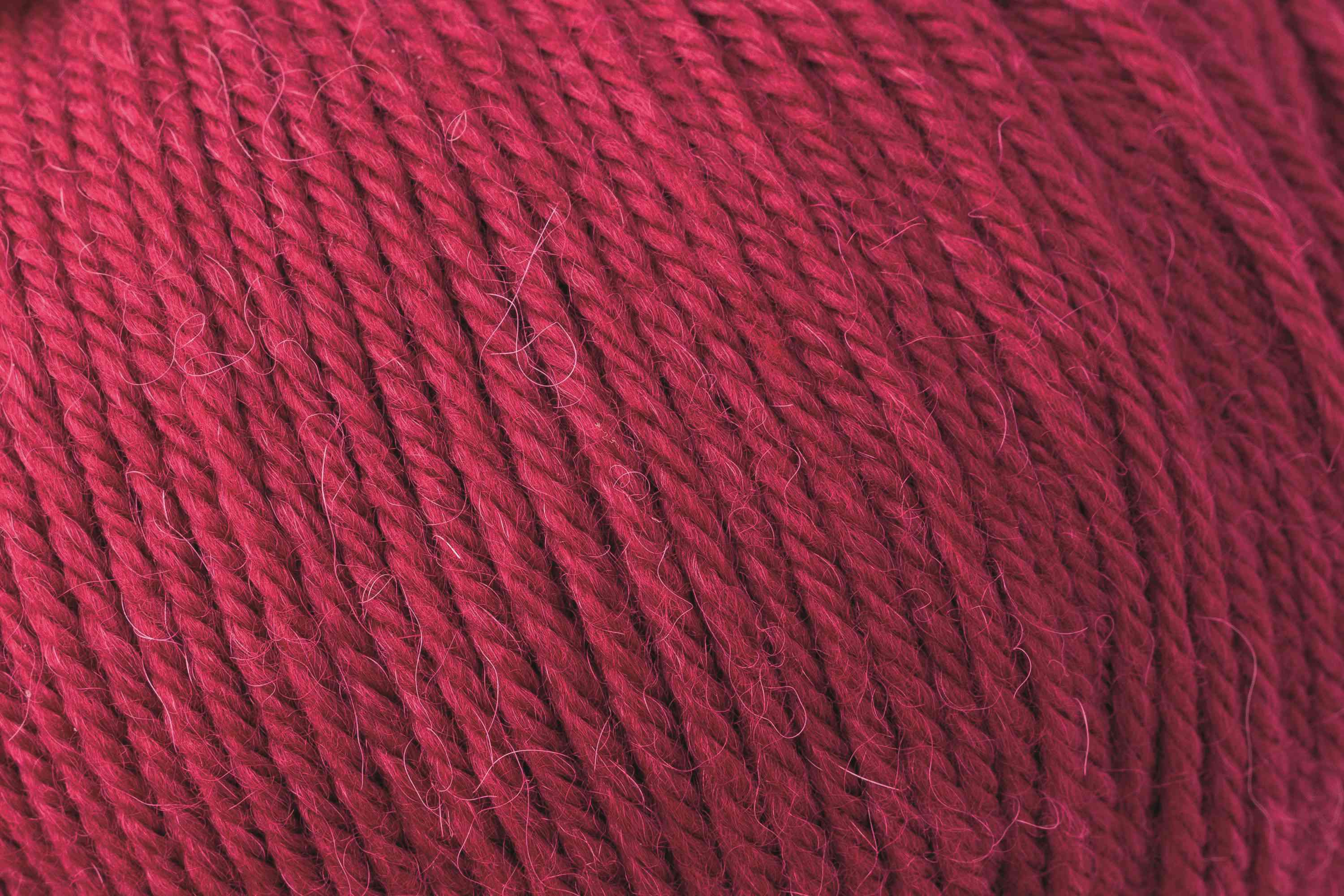 ROWAN ALPACA SOFT DK Strickgarn mit 70 % extrafeiner Merinowolle und 30 % Baby Alpaka für warme, leichte und angenehm tragbare Strickideen, FARBE:
Deep Rose 206