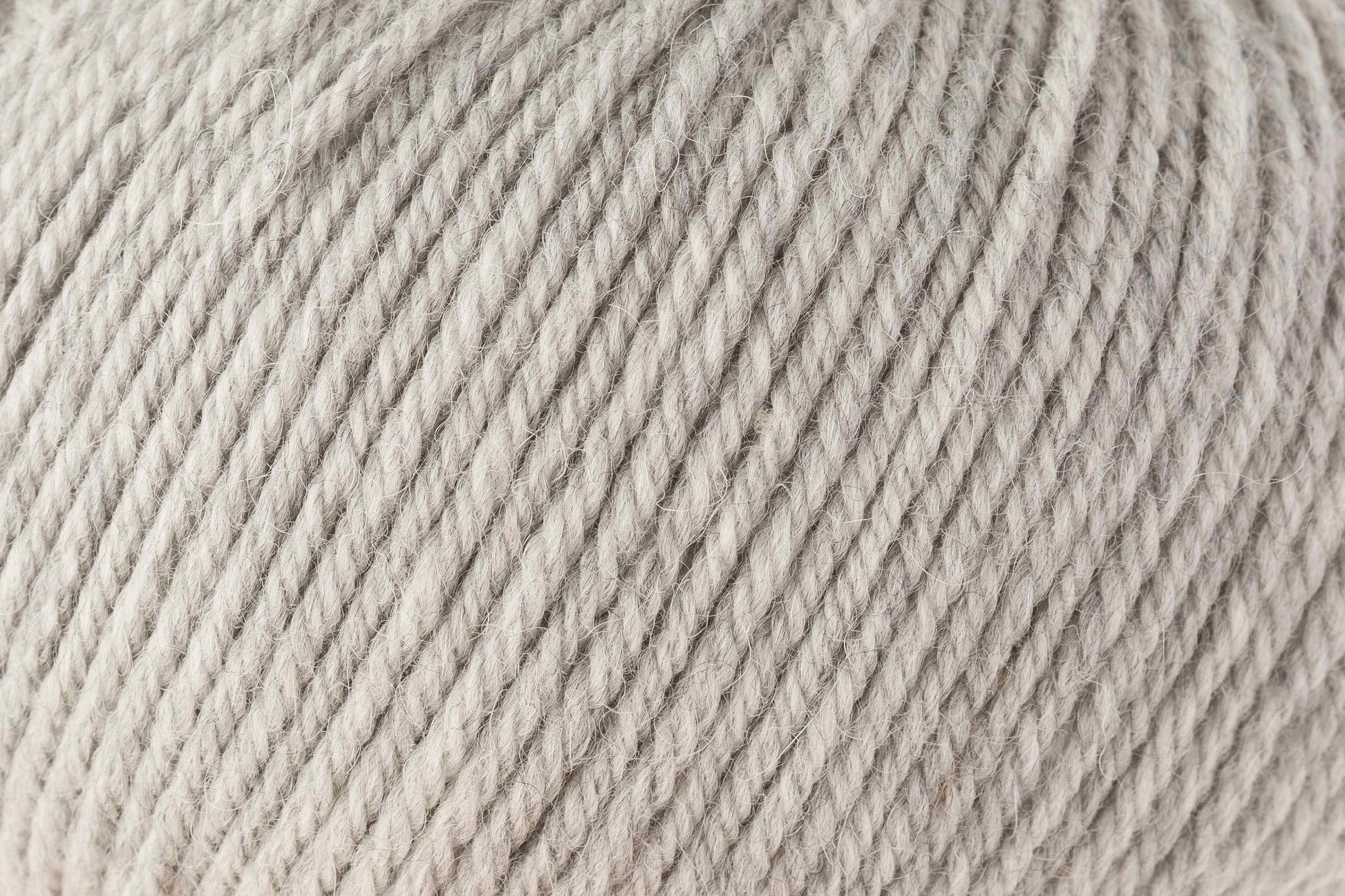 ROWAN ALPACA SOFT DK hochwertiges Strickgarn aus 70 % extrafeiner Merinowolle und 30 % Baby Alpaka für weiche Pullover und gemütliche Cardigans, FARBE:
Rainy Day 210