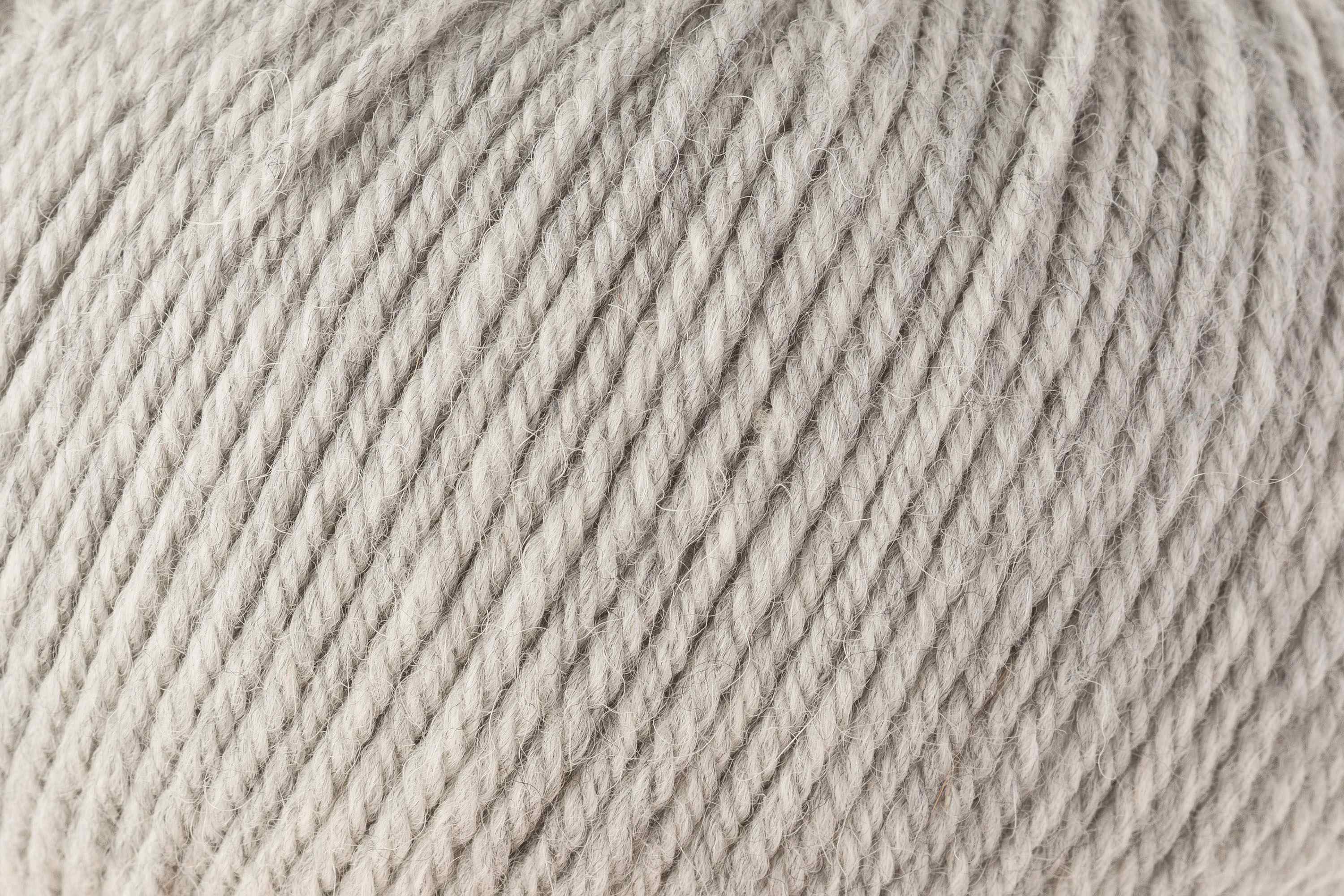 ROWAN ALPACA SOFT DK hochwertiges Strickgarn aus 70 % extrafeiner Merinowolle und 30 % Baby Alpaka für weiche Pullover und gemütliche Cardigans, FARBE:
Rainy Day 210