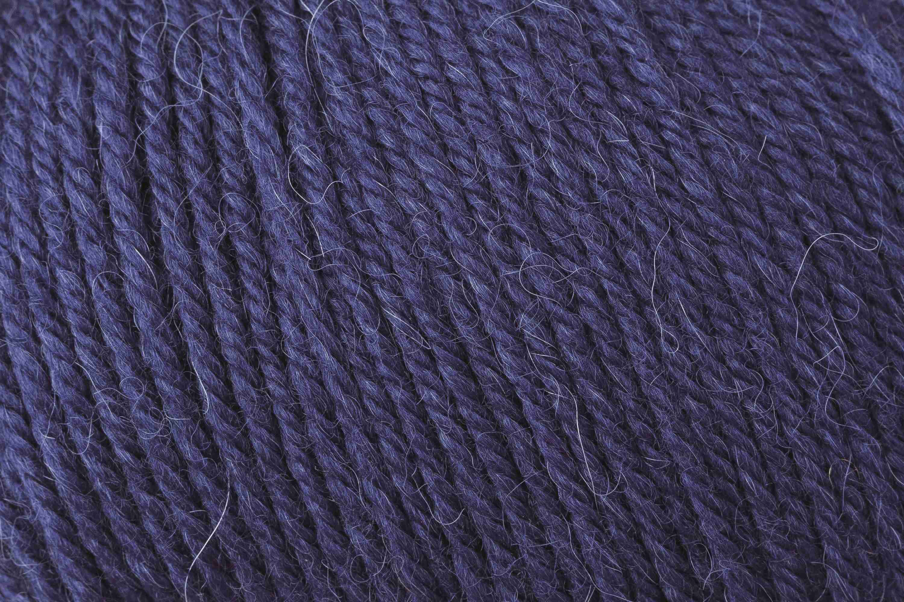 ROWAN ALPACA SOFT DK hochwertige Strickwolle aus extrafeiner Merinowolle und Baby Alpaka mit angenehm weichem Griff und feinem Maschenbild, FARBE:
Marine Blue 212