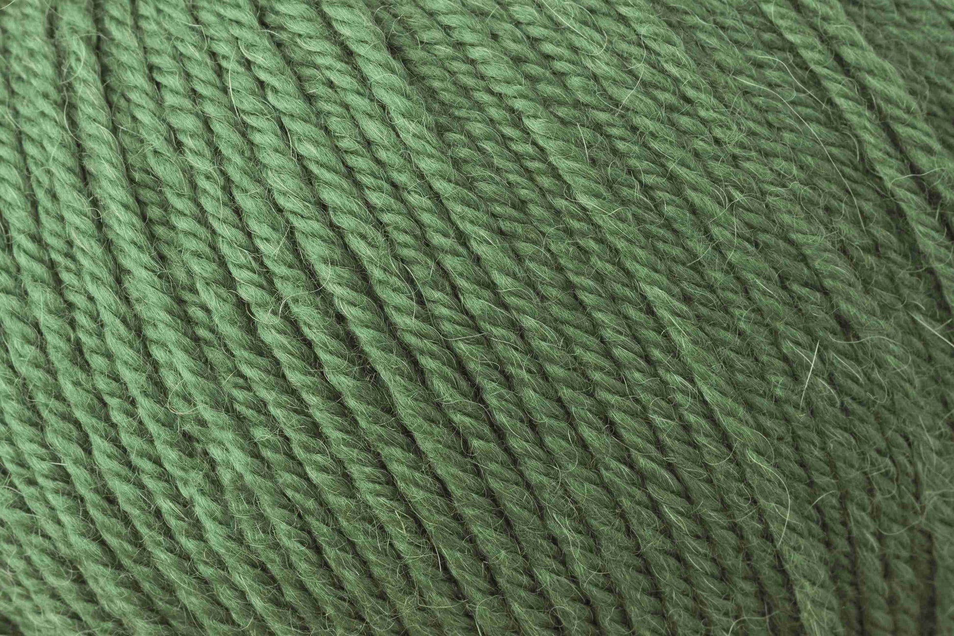 ROWAN ALPACA SOFT DK hochwertiges Garn für Stricken mit 70 % extrafeiner Merinowolle und 30 % Baby Alpaka für klare Maschen und weiche Strukturen