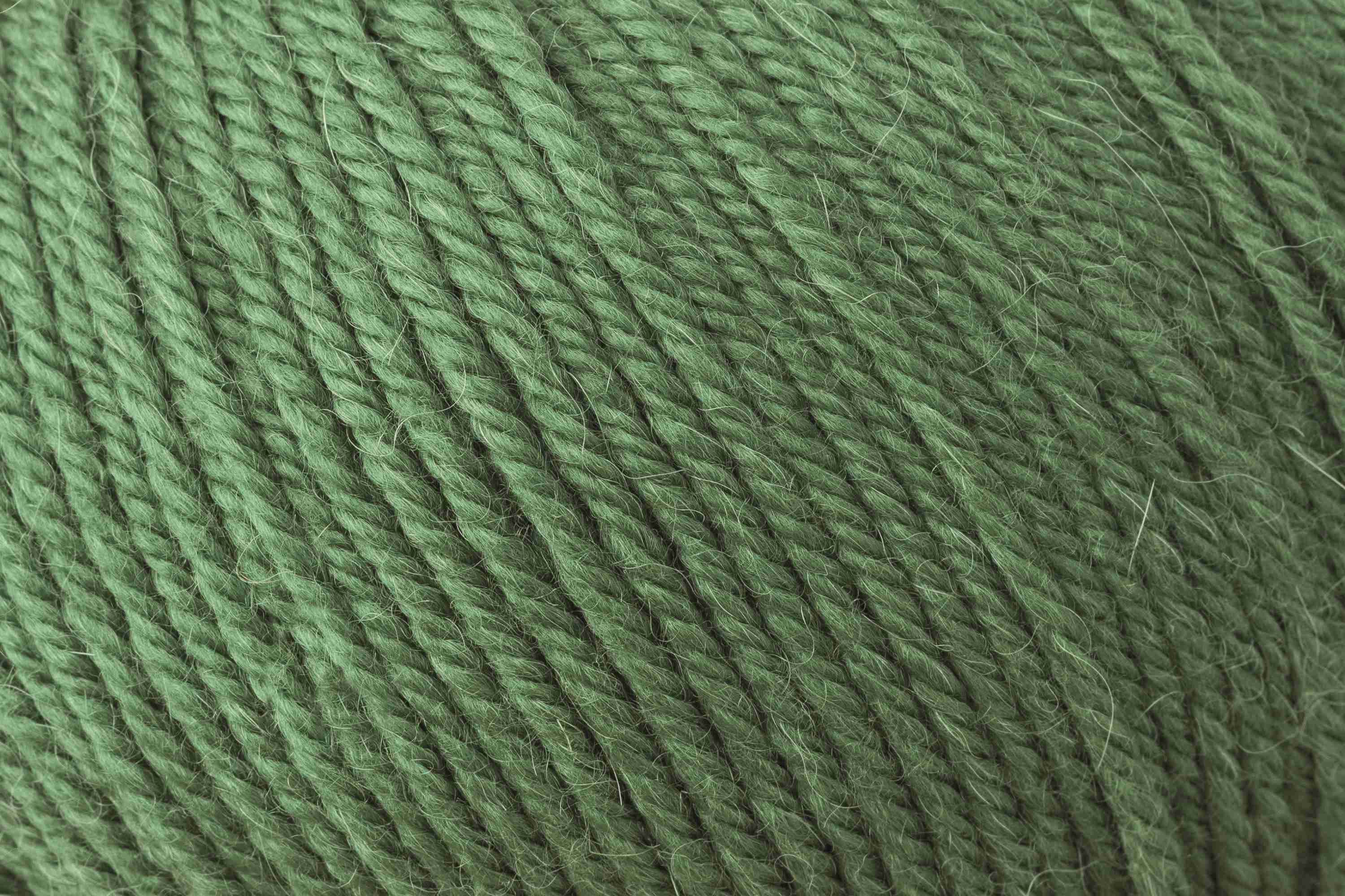 ROWAN ALPACA SOFT DK hochwertiges Garn für Stricken mit 70 % extrafeiner Merinowolle und 30 % Baby Alpaka für klare Maschen und weiche Strukturen
