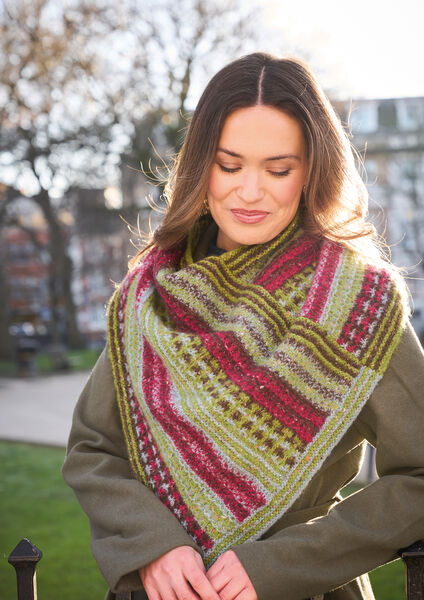 Gestricktes Dreieckstuch aus ROWAN FINE TWEED HAZE mit mehrfarbigem Streifenmuster, weichem Tweedgarn mit Alpaka und Wolle für moderne Strickaccessoires