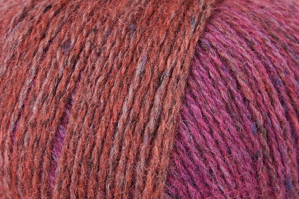 Hochwertiges Tweedgarn zum Stricken mit weicher Haptik, natürlicher Melange und harmonisch wechselnden Farbtönen, FARBE: Ripe 022