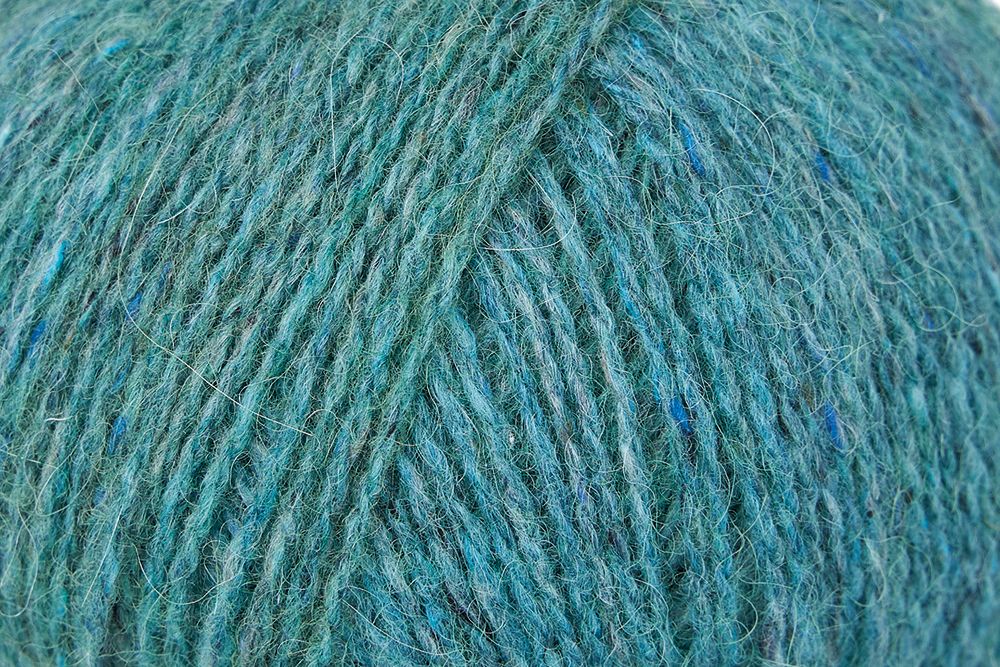 Weiches Garn zum Stricken aus Merinowolle, Alpaka und Viskose mit langsam wechselnden Farbschattierungen für individuelle Handarbeit, FARBE:
Succulent 027