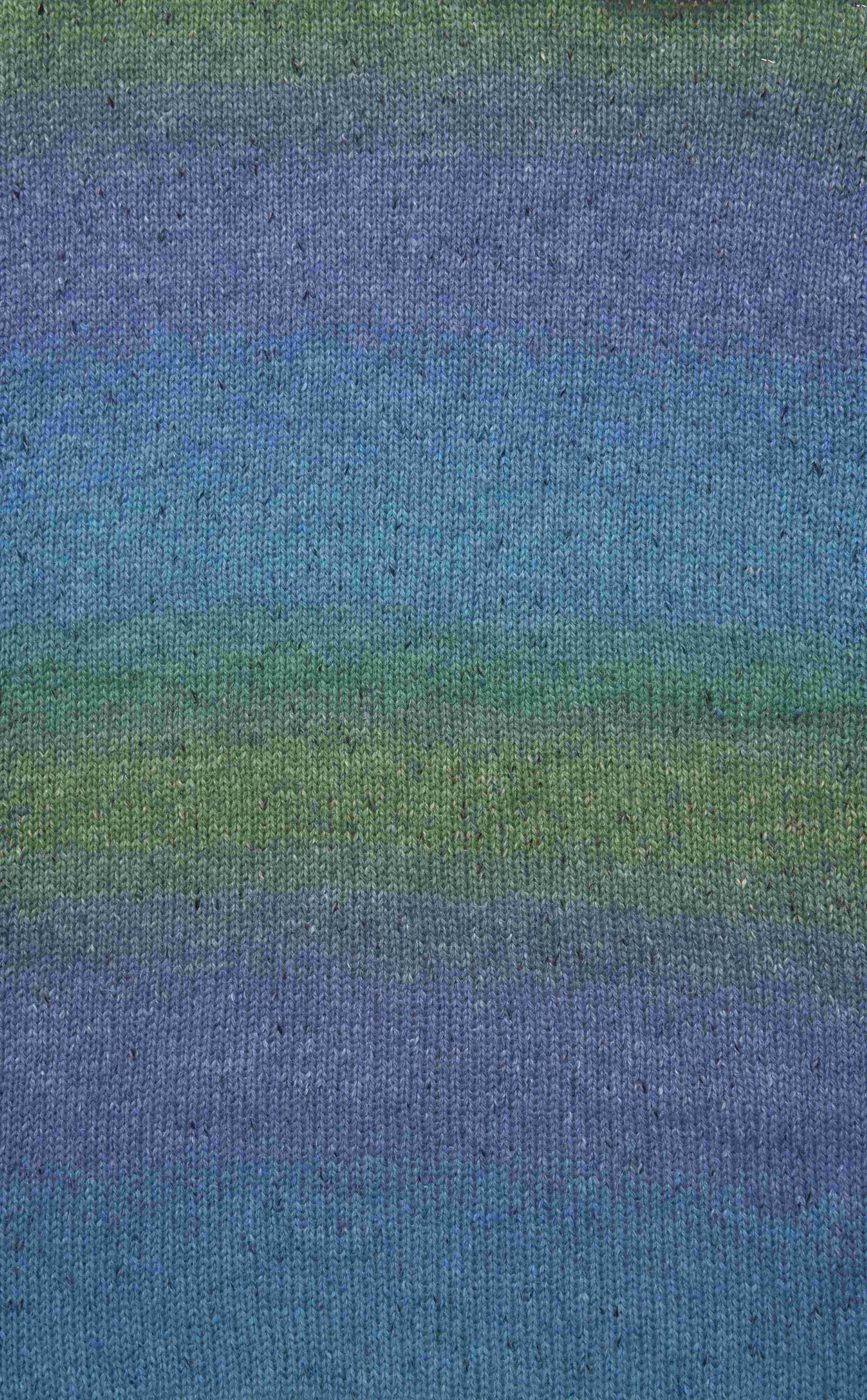 Gestrickte Maschenprobe aus ROWAN FELTED TWEED COLOUR in der Farbe Jade 031, weichem Strickgarn aus 50 % Merinowolle, 25 % Alpaka und 25 % Viskose mit feiner Tweedstruktur und sanftem Farbverlauf