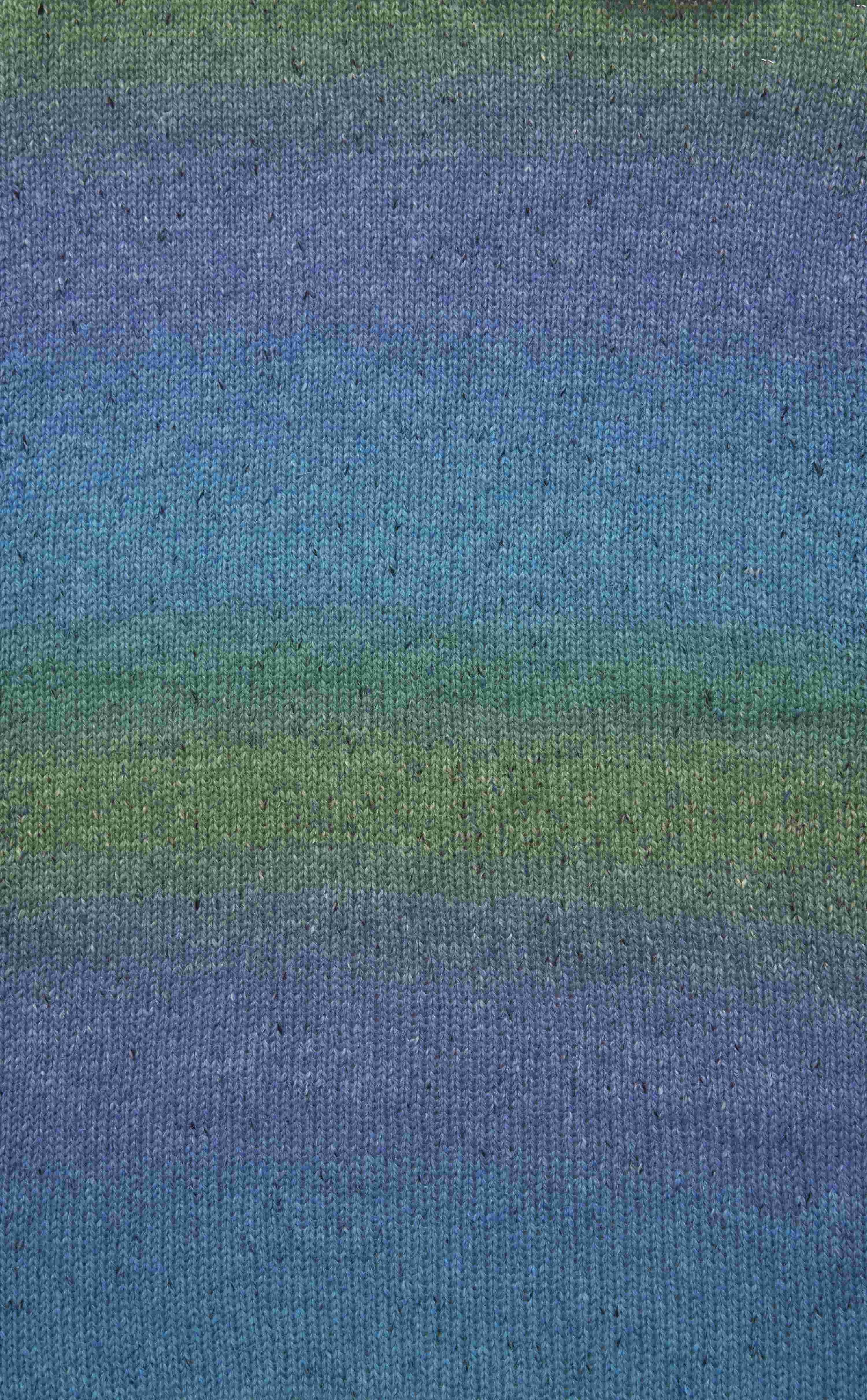 Gestrickte Maschenprobe aus ROWAN FELTED TWEED COLOUR in der Farbe Jade 031, weichem Strickgarn aus 50 % Merinowolle, 25 % Alpaka und 25 % Viskose mit feiner Tweedstruktur und sanftem Farbverlauf