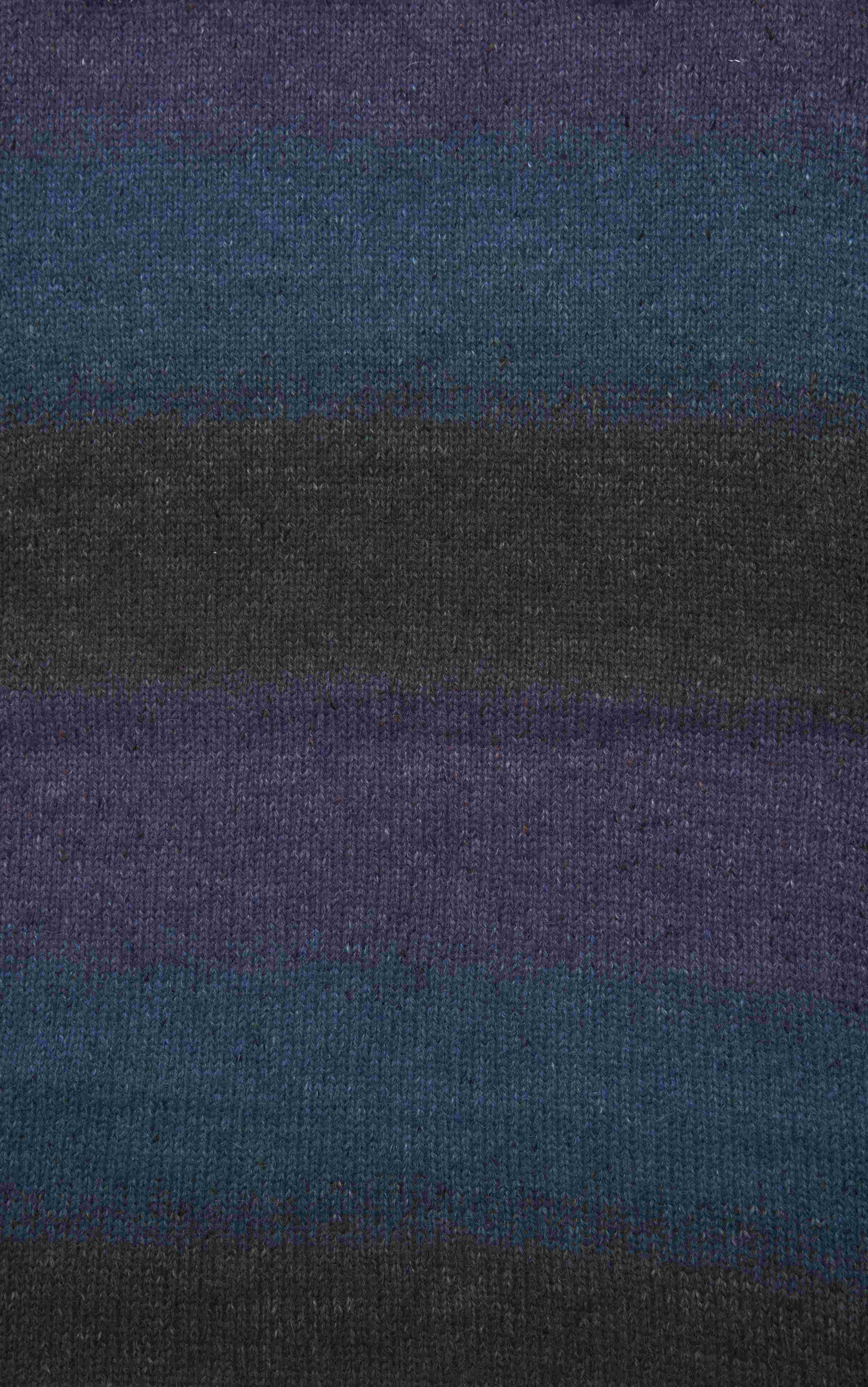 Gestrickte Maschenprobe aus ROWAN FELTED TWEED COLOUR in der Farbe Topaz 030, hochwertigem Strickgarn aus 50 % Merinowolle, 25 % Alpaka und 25 % Viskose mit feiner Tweedstruktur und harmonischen Farbübergängen