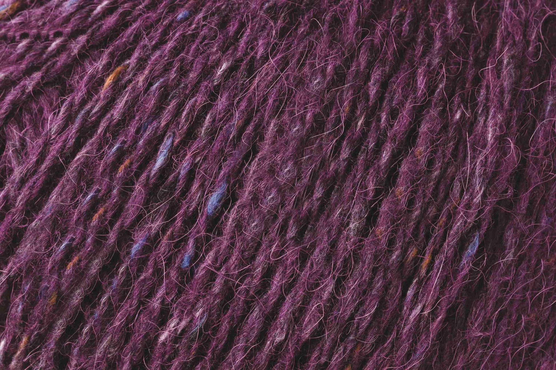 Tweed Strickwolle von ROWAN in großer Farbauswahl für mehrfarbige Strickmuster, Fair Isle, Pullover und warme Accessoires, FARBE:
Bilberry 151