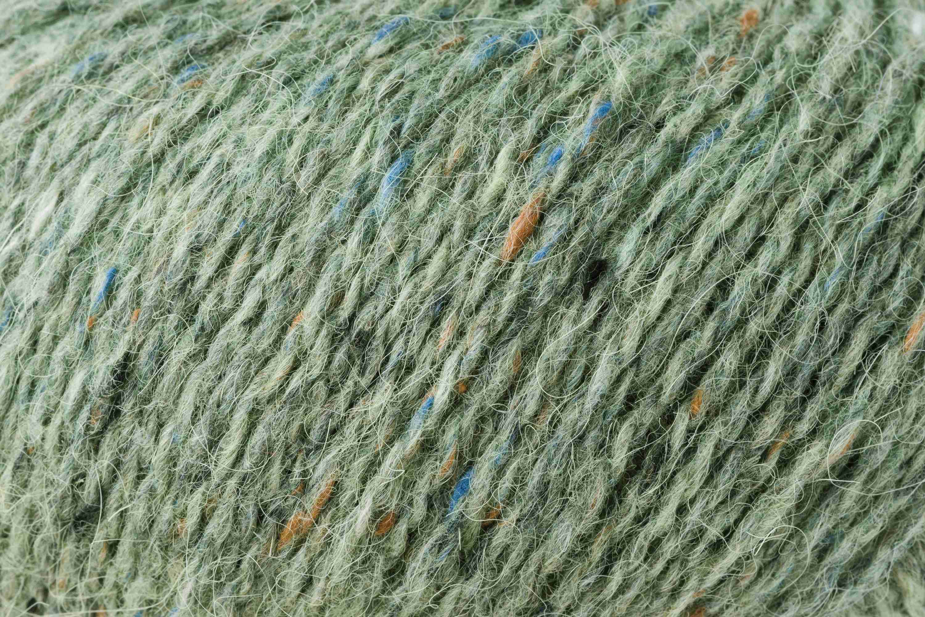 Hochwertige ROWAN Felted Tweed Wolle mit feinem Tweed-Effekt für Fair-Isle-Muster, Lochmuster und moderne Strickmode, FARBE:
Celadon 184