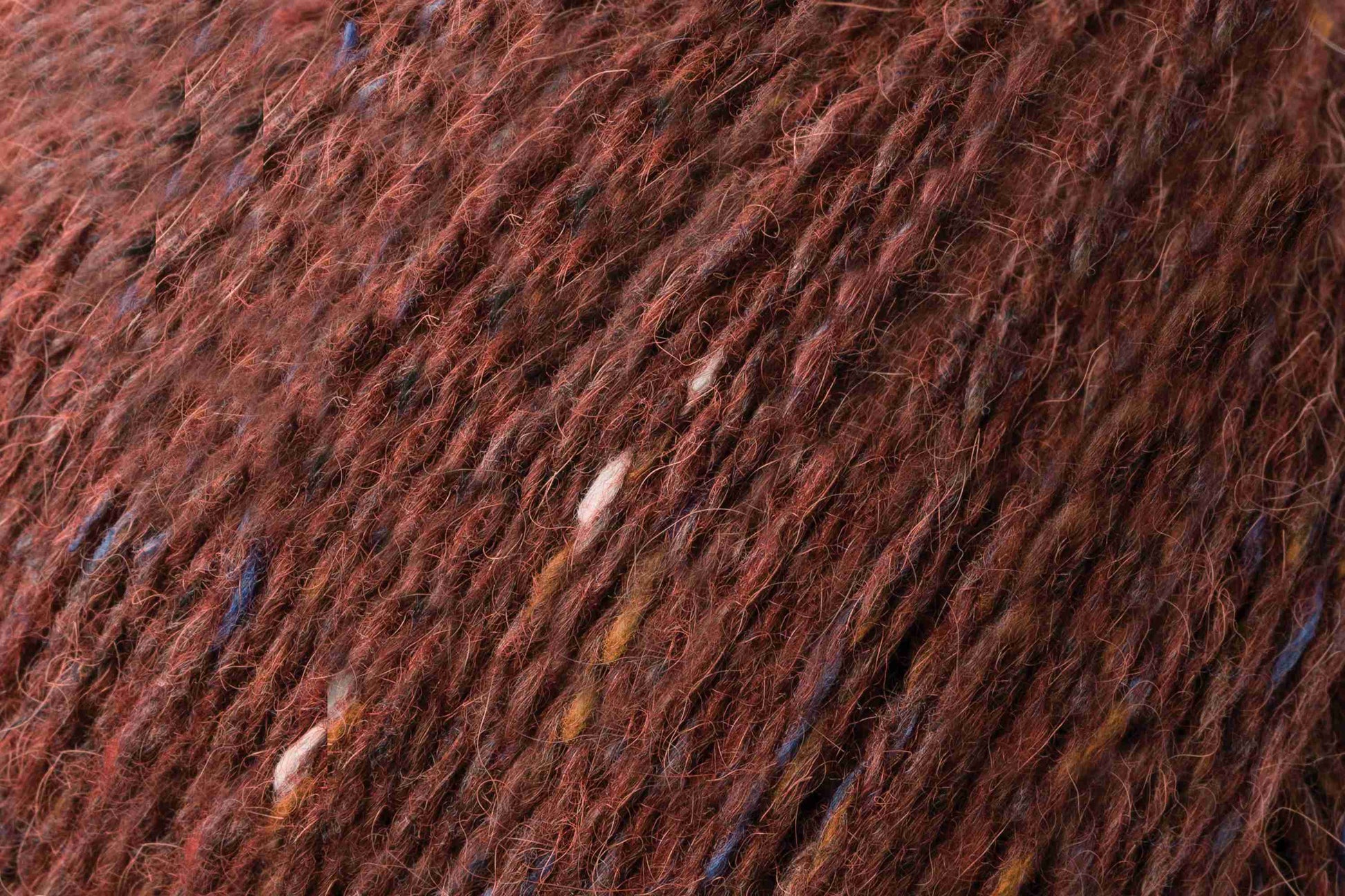Hochwertige Tweed Wolle von ROWAN mit Merinowolle und Alpaka, ideal für leichte Pullover, Cardigans, Schals und Wintermode, FARBE:
Barn Red 196