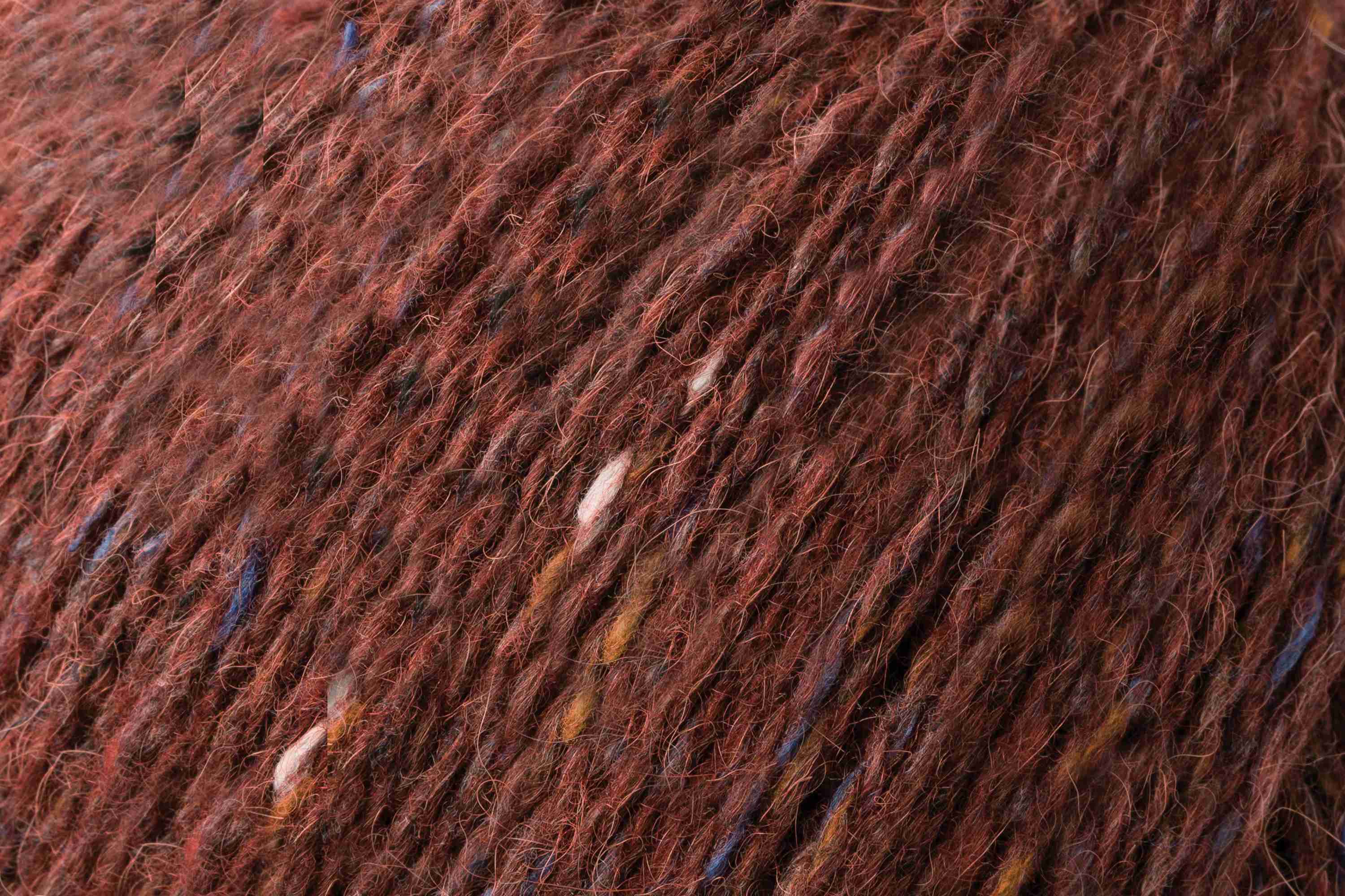 Hochwertige Tweed Wolle von ROWAN mit Merinowolle und Alpaka, ideal für leichte Pullover, Cardigans, Schals und Wintermode, FARBE:
Barn Red 196