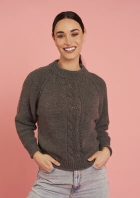 Gestrickter Damenpullover mit Zopfmuster aus ROWAN ALPACA SOFT DK, hochwertiger Wolle zum Stricken aus extrafeiner Merinowolle und Baby Alpaka