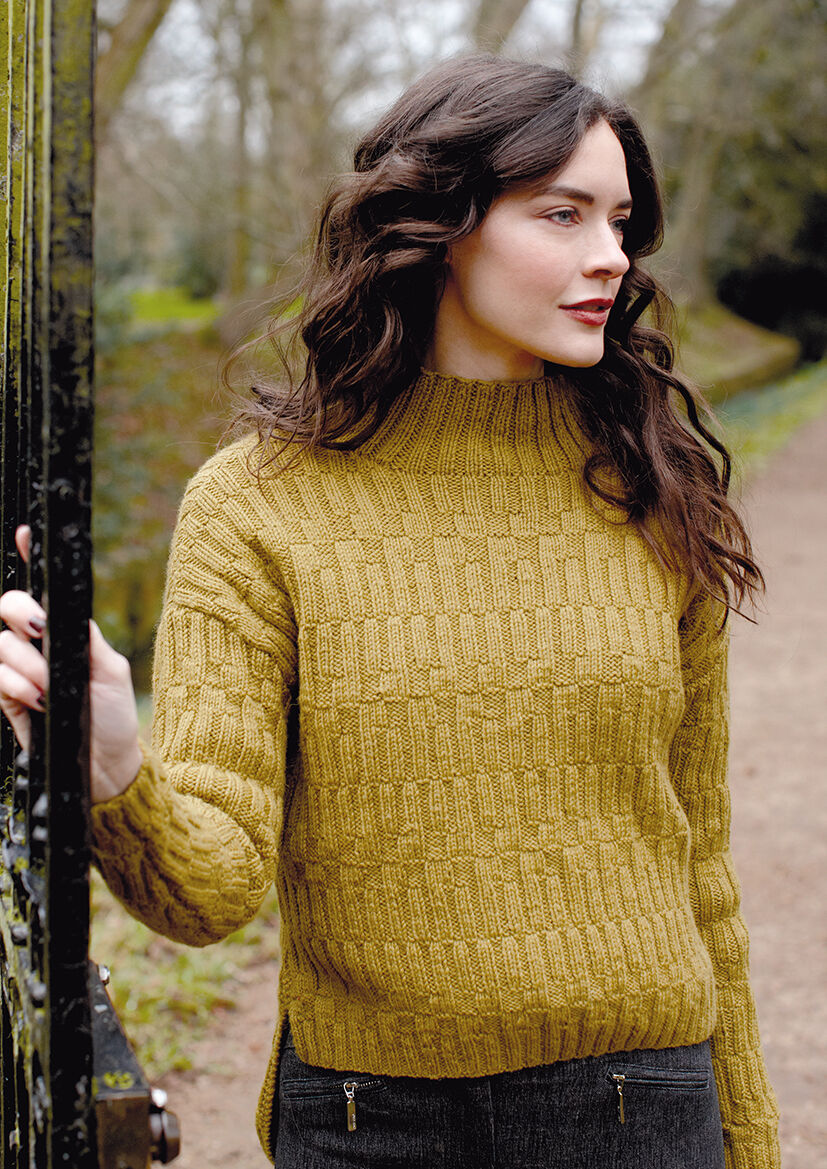 Damenpullover mit Strukturmuster aus ROWAN ALPACA SOFT DK, weichem Garn aus extrafeiner Merinowolle und Baby Alpaka für moderne Strickprojekte