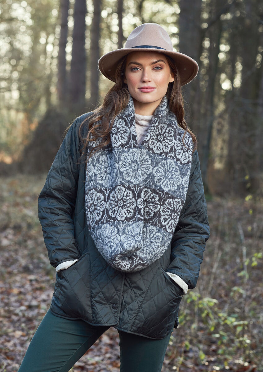 Gemusterter Rundschal aus ROWAN ALPACA SOFT DK, weichem Merinowolle-Baby-Alpaka-Garn mit floralem Strickmuster für Herbst und Winter