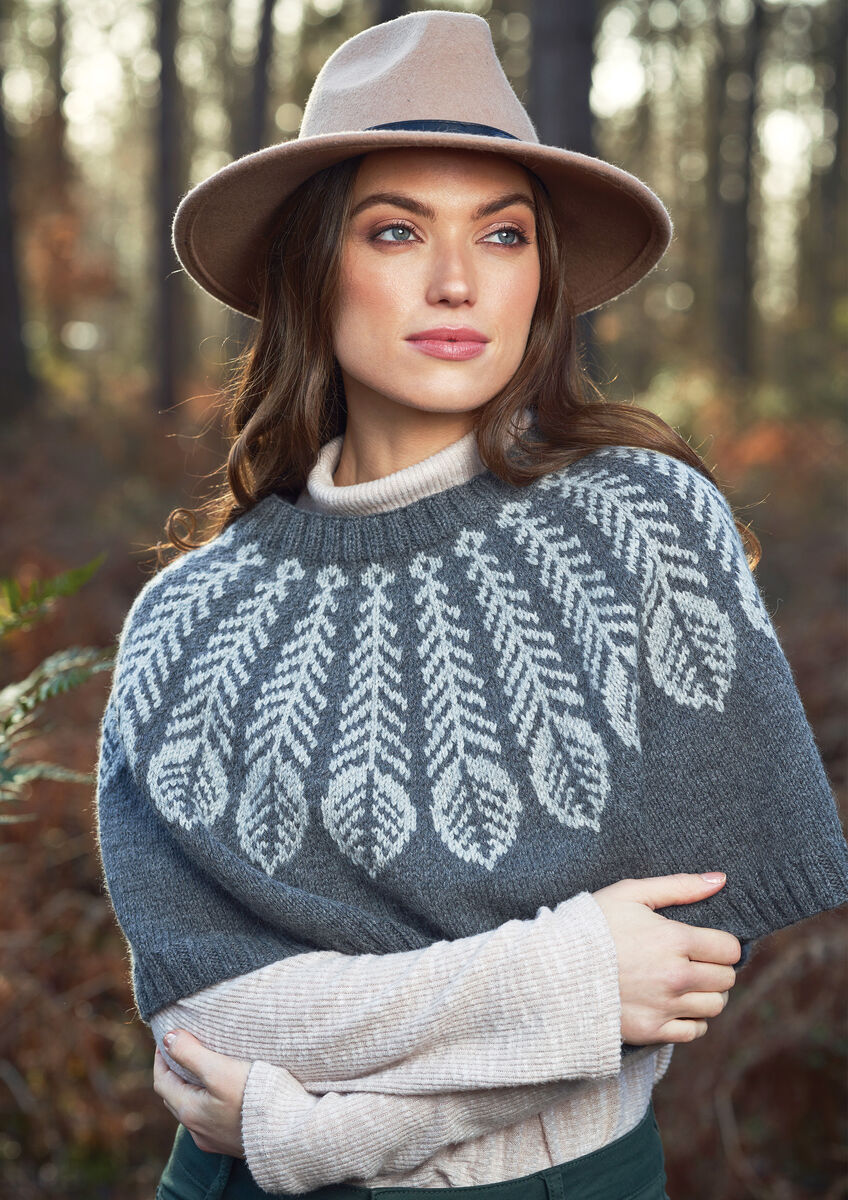 Gestrickter Damenponcho mit Blattmuster aus ROWAN ALPACA SOFT DK, hochwertigem Strickgarn aus Merinowolle und Baby Alpaka in Grau und Weiß