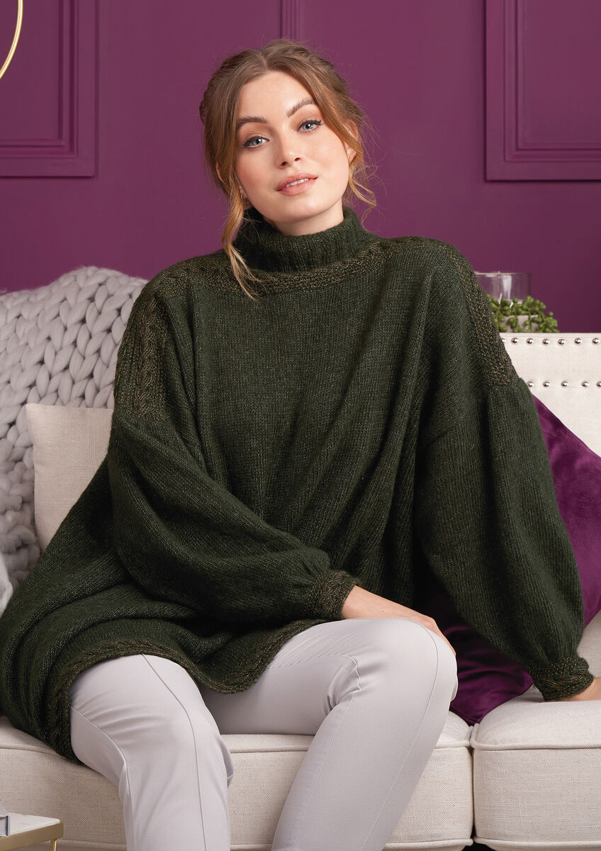 Dunkelgrüner Oversize-Poncho aus ROWAN ALPACA CLASSIC, federleichtem Strickgarn aus Alpaka und Baumwolle für elegante Damenmode