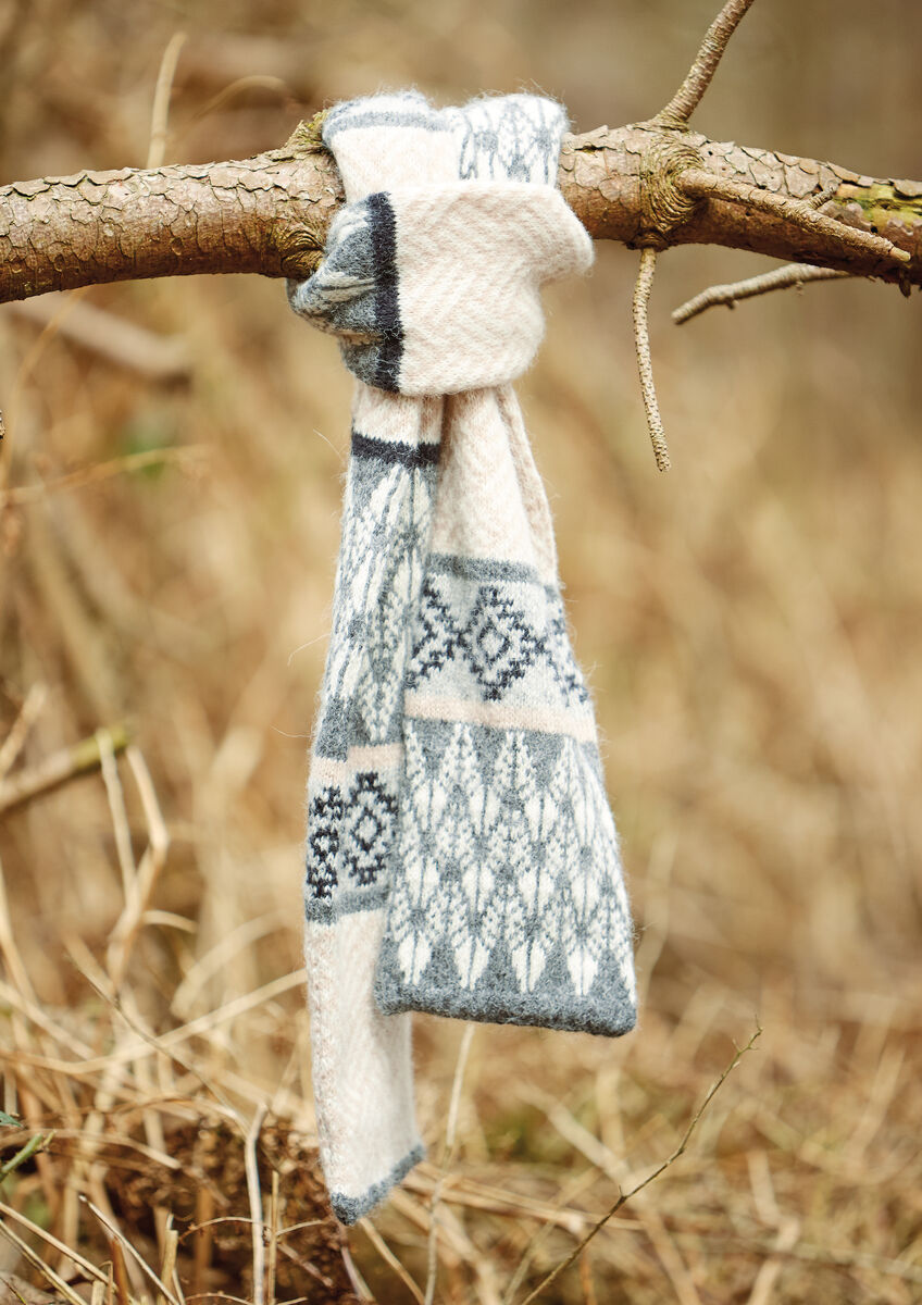 Gestrickter Fair-Isle-Schal aus ROWAN ALPACA CLASSIC, leichtem Alpaka-Baumwoll-Garn mit mehrfarbigem Muster für Herbst und Winter