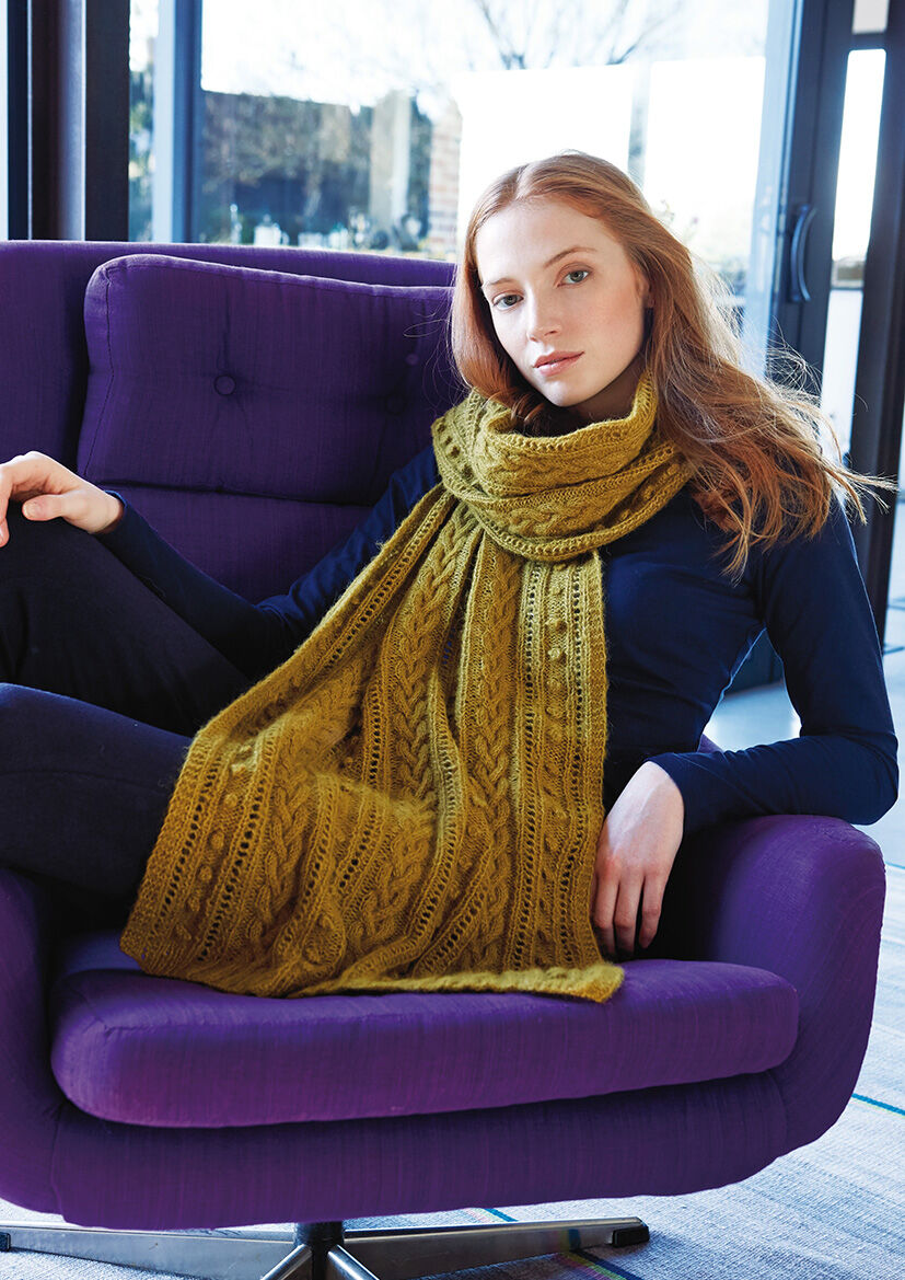 Gestrickter langer Schal aus ROWAN ALPACA CLASSIC, leichtem Strickgarn aus 57 % Alpaka und 43 % Baumwolle mit feinem Strukturmuster