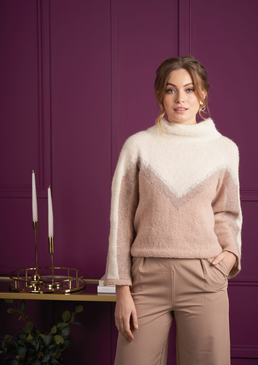 Damenpullover mit Rollkragen und Colourblock-Muster aus ROWAN ALPACA CLASSIC, feinem Alpaka-Baumwoll-Strickgarn für moderne Strickprojekte