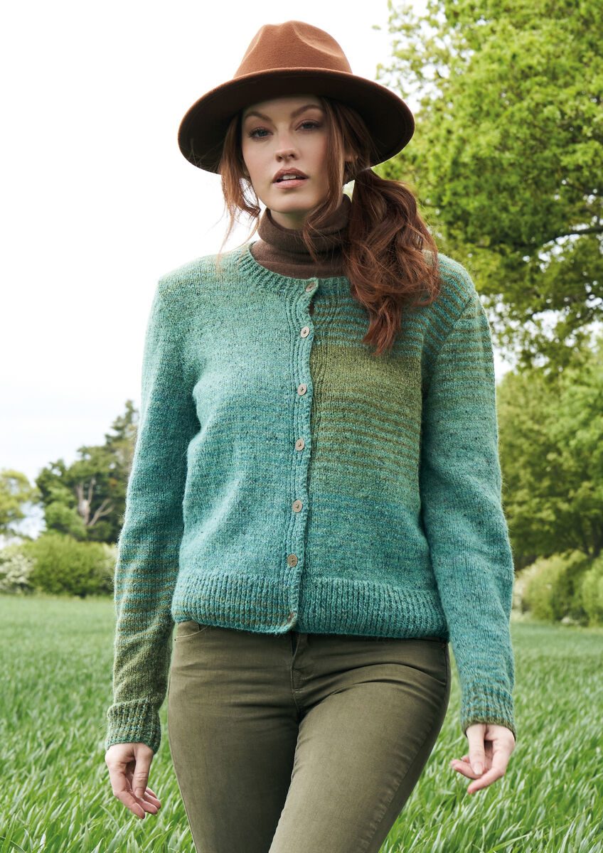 Handgestrickter Damen-Cardigan aus ROWAN FELTED TWEED COLOUR, weichem Strickgarn aus 50 % Merinowolle, 25 % Alpaka und 25 % Viskose mit sanftem Farbverlauf