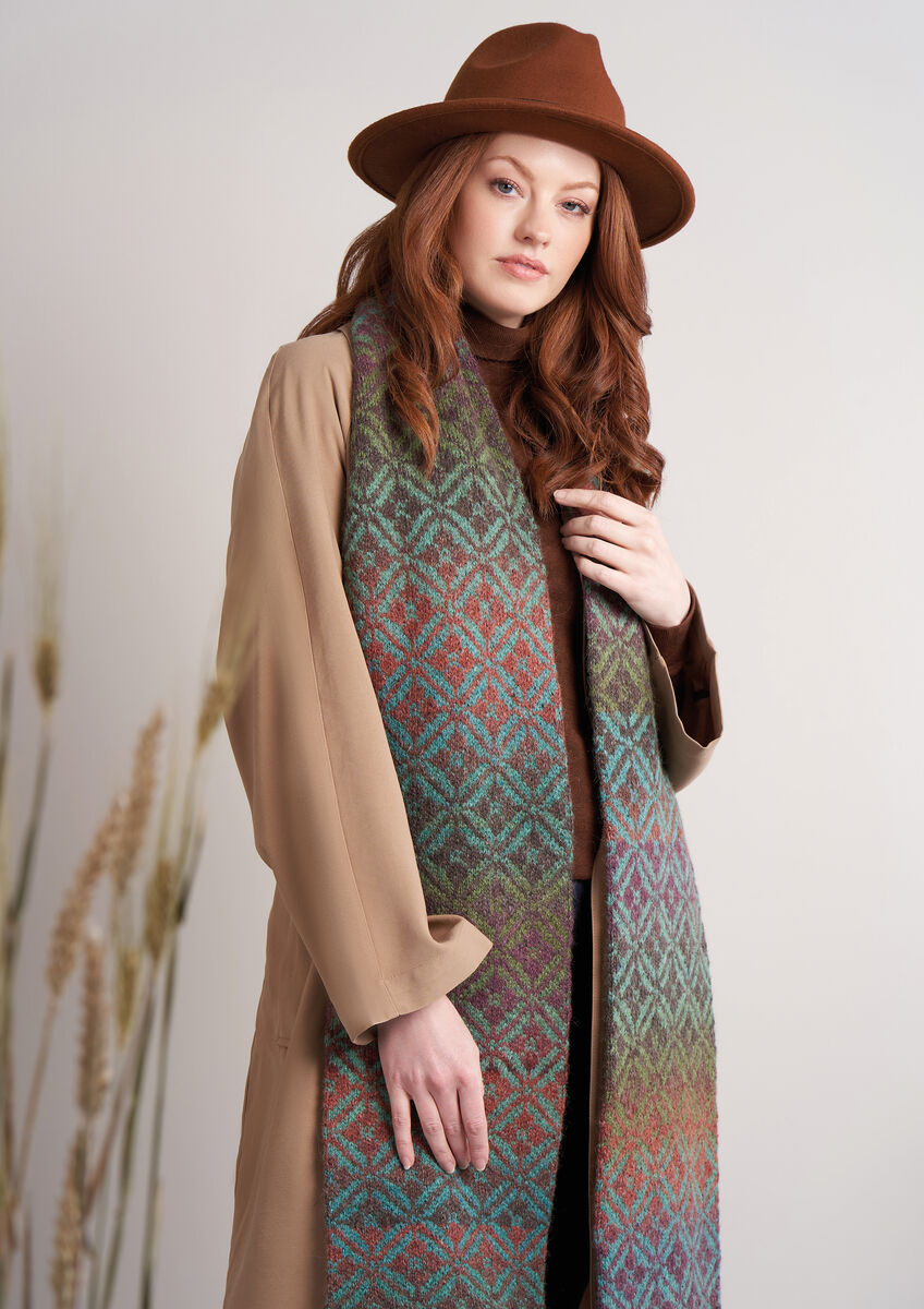 Gestrickter Fair-Isle-Schal aus ROWAN FELTED TWEED COLOUR, hochwertigem Tweedgarn aus Merinowolle, Alpaka und Viskose mit harmonischen Farbübergängen