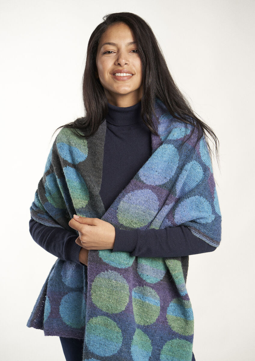 Großes gestricktes Tuch aus ROWAN FELTED TWEED COLOUR mit blau-grünem Muster, weichem Merinowolle-Alpaka-Strickgarn und feiner Tweedstruktur