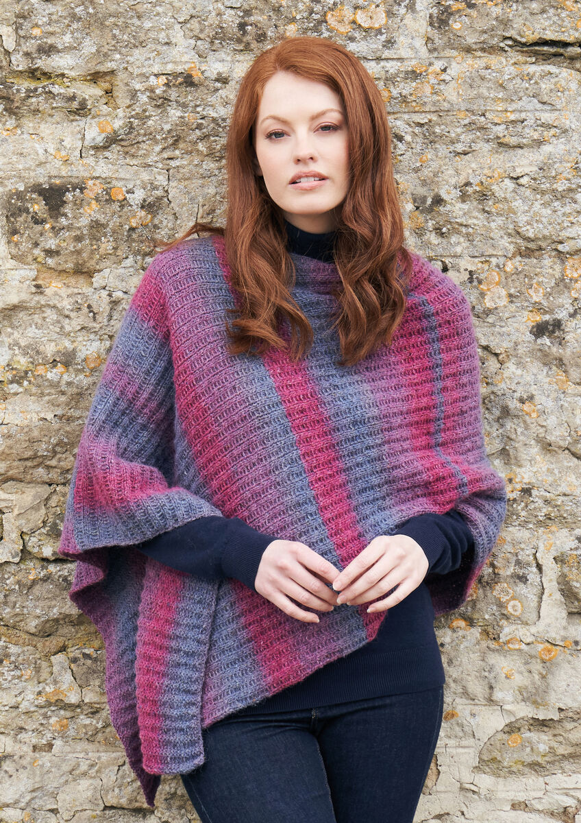 Gestrickter Damenponcho aus ROWAN FELTED TWEED COLOUR mit rosa-violetten Farbübergängen, weichem Tweedgarn aus Merinowolle, Alpaka und Viskose