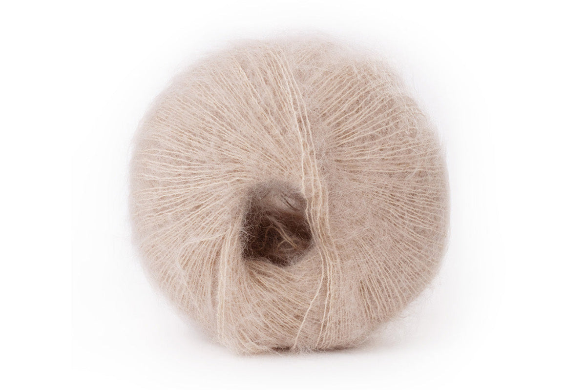 Lana Gatto Silk Mohair hochwertiges italienisches Garn für Strickprojekte mit Mohair, Seide und luxuriöser Optik. FARBE: Sabbia 30481