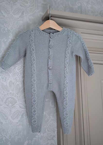 Grauer gestrickter Baby Strampler mit Knöpfen und Zopfmuster aus ROWAN BABY CASHSOFT MERINO Garn, besonders weiche Babywolle mit 57% Extrafine Merino Wool, 33% Acrylic, 10% Kaschmir für empfindliche Haut