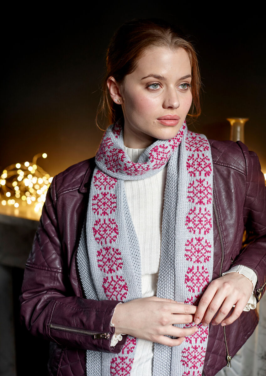 Grau-rosa Strickschal mit dekorativem Norwegermuster aus ROWAN BABY CASHSOFT MERINO Garn, weiches Merino Strickgarn mit Kaschmir für warme Schals und modische Accessoires