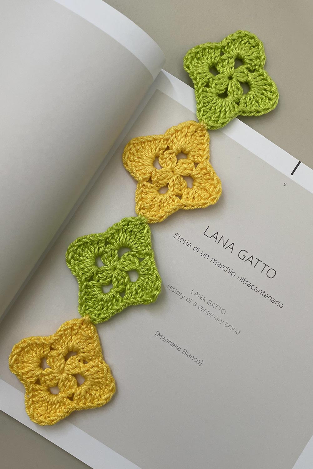 Gehäkeltes Lesezeichen mit Blumenmotiven aus Lana Gatto Cotton Soft, hochwertiges Baumwollgarn aus 100% merzerisierter Mako-Baumwolle, italienisches Premium-Garn zum Häkeln und Stricken von Buchaccessoires, Dekoration, Handmade Fashion, DIY-Projekten und kreativer Handarbeit, Made in Italy