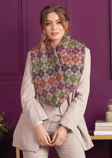 Karierter Damenloop aus ROWAN Felted Tweed Strickgarn in Rosa, Rot, Grün und Grau, weiche Tweed Wolle aus Merinowolle und Alpaka