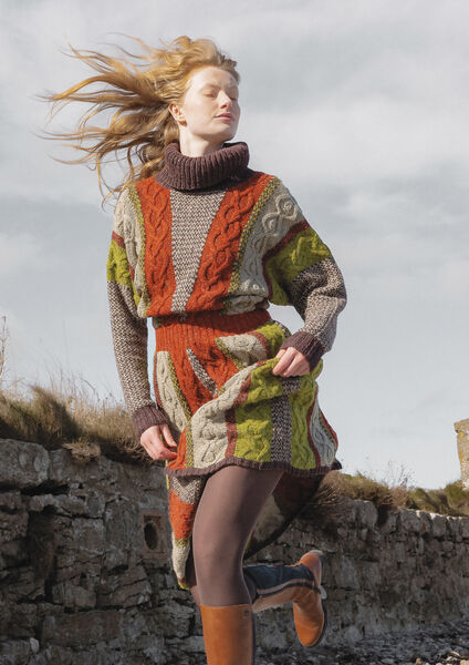 Mehrfarbiger Damenpullover mit Zopfmuster aus ROWAN Felted Tweed Strickgarn, weiche Tweed Wolle für kreative Strickmode und Winterprojekte