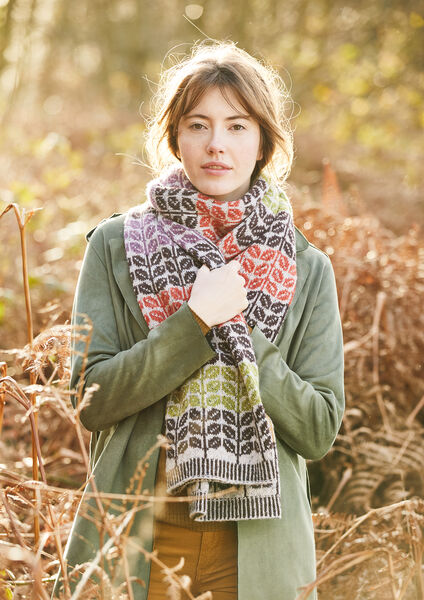 Gemusterter Damenstrickschal aus ROWAN Felted Tweed Wolle in Rot, Grün, Grau und Creme, ideal für Fair-Isle-Stricken und warme Accessoires