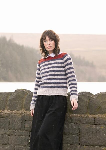 Gestreifter Damenpullover aus ROWAN FELTED TWEED SOFT mit weicher Tweed-Struktur, leichter Melange und klassischem Strickdesign für kühle Tage
