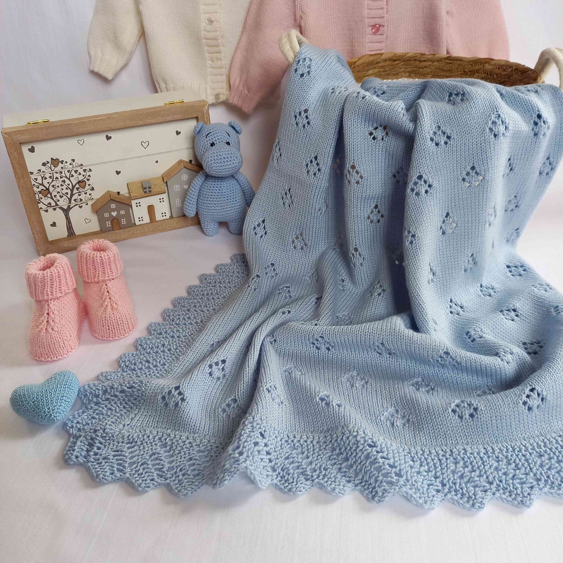 Babydecke handgestrickt aus Lana Gatto Baby Soft, Premium-Merinogarn aus 100% Extrafine Merino Wool mit Aloe Vera, hochwertiges italienisches Babygarn für Neugeborene, Babydecken, Babyausstattung, Kinderzimmer, Babygeschenke zur Geburt, Babymode, Handmade Fashion, Stricken und Häkeln sowie exklusive Handarbeitsprojekte, Made in Italy