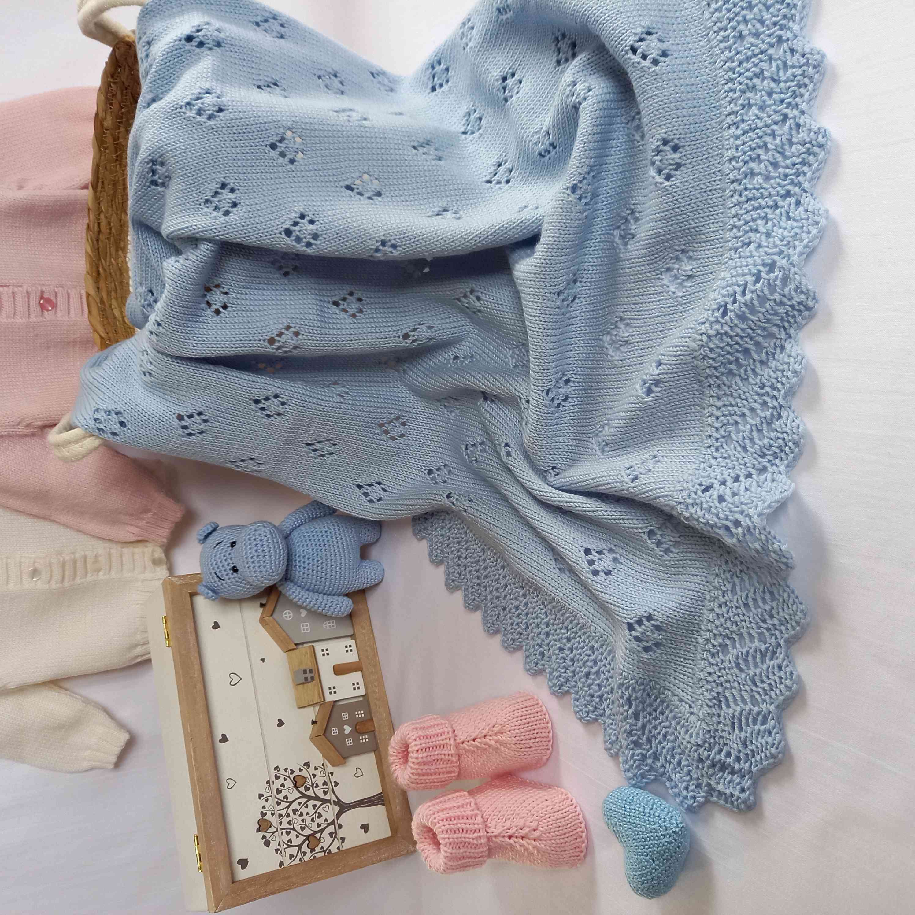 Babydecke handgestrickt aus Lana Gatto Baby Soft, Premium-Merinogarn aus 100% Extrafine Merino Wool mit Aloe Vera, hochwertiges italienisches Babygarn für Neugeborene, Babydecken, Babyausstattung, Kinderzimmer, Babygeschenke zur Geburt, Babymode, Handmade Fashion, Stricken und Häkeln sowie exklusive Handarbeitsprojekte, Made in Italy
