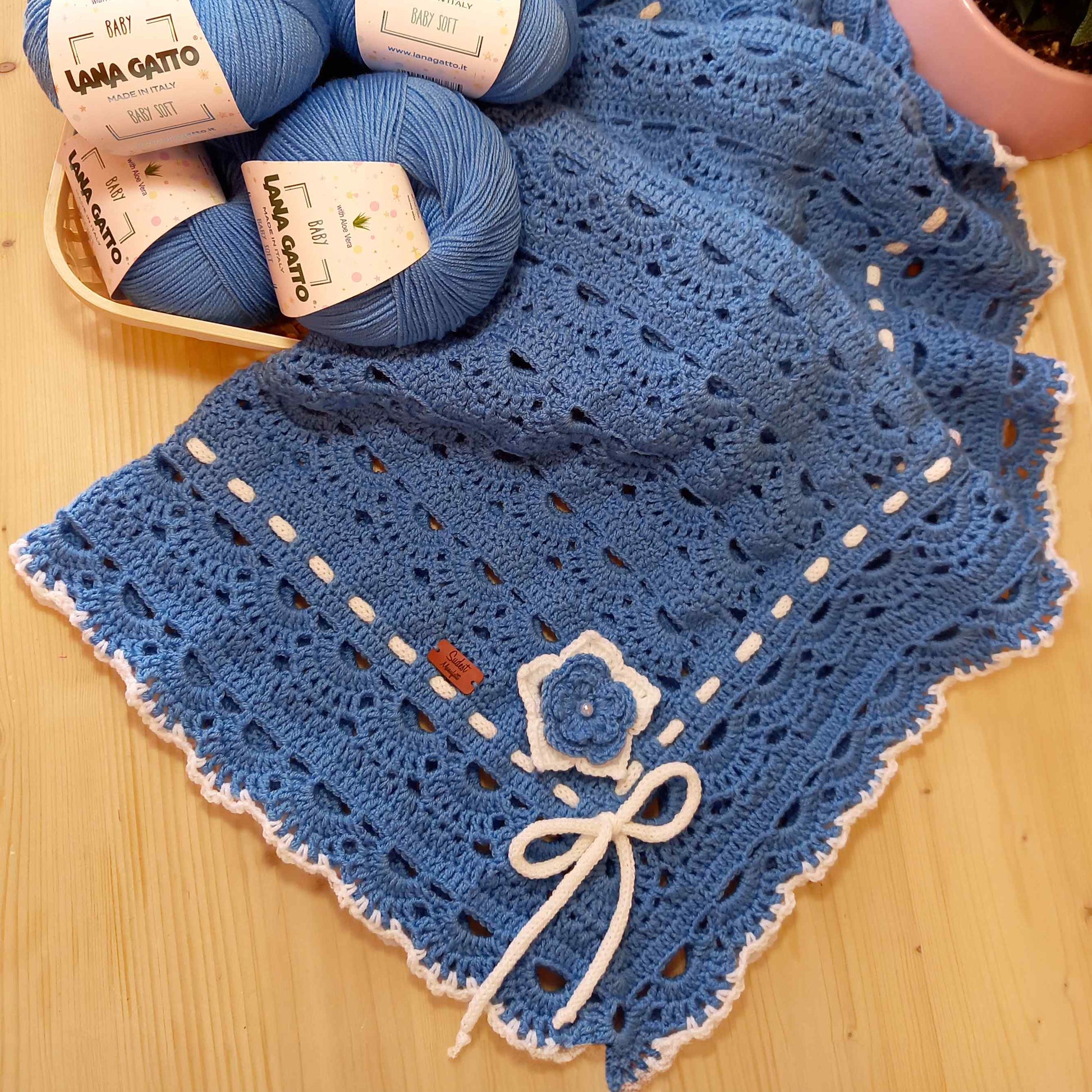 Blaue Babydecke handgestrickt aus Lana Gatto Baby Soft, Premium-Merinogarn aus 100% Extrafine Merino Wool mit Aloe Vera, hochwertiges italienisches Babygarn für Neugeborene, Babydecken, Babyausstattung, Kinderzimmer, Babygeschenke zur Geburt, Babymode, Taufgeschenke, Handmade Fashion, Stricken und Häkeln sowie exklusive Handarbeitsprojekte