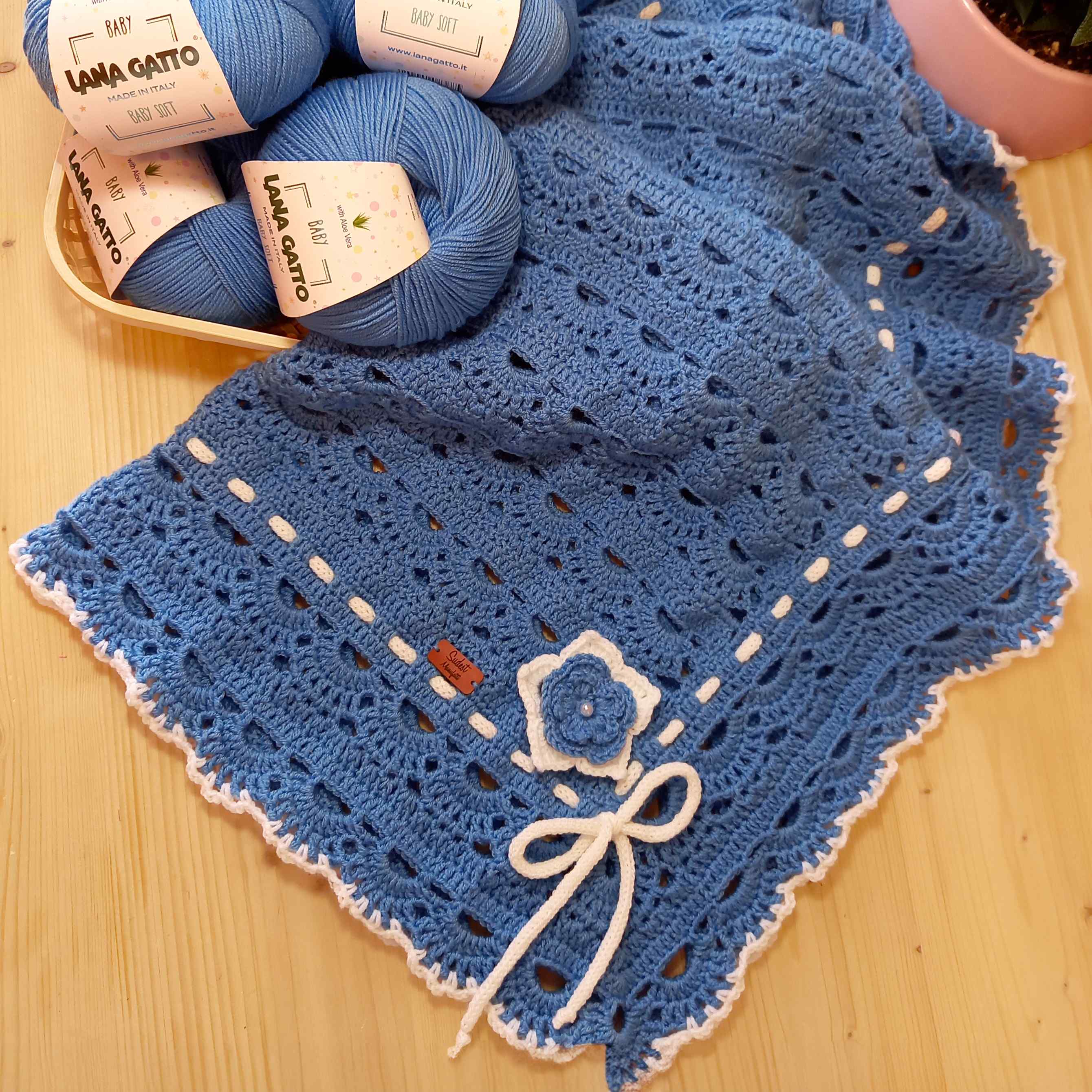 Blaue Babydecke handgestrickt aus Lana Gatto Baby Soft, Premium-Merinogarn aus 100% Extrafine Merino Wool mit Aloe Vera, hochwertiges italienisches Babygarn für Neugeborene, Babydecken, Babyausstattung, Kinderzimmer, Babygeschenke zur Geburt, Babymode, Taufgeschenke, Handmade Fashion, Stricken und Häkeln sowie exklusive Handarbeitsprojekte